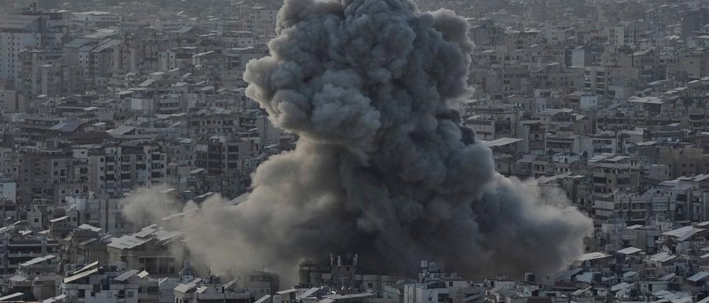 Rauch steigt nach einem israelischen Luftangriff über einem Vorort von Beirut auf.