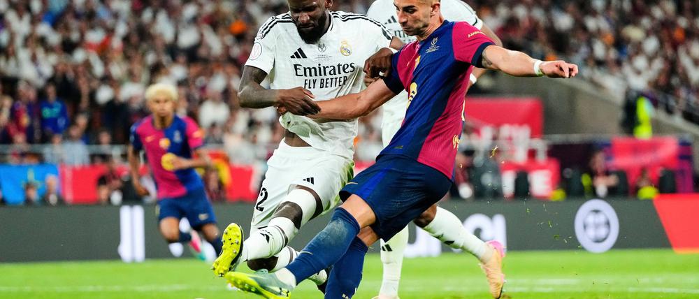 Im Pokalfinale gegen den FC Barcelona leistete sich Antonio Rüdiger (l) einen heftigen Aussetzer.