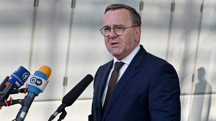 Boris Pistorius (SPD), geschäftsführender Bundesminister der Verteidigung, spricht mit Medienvertretern während eines Treffens der Verteidigungsminister der Mitgliedstaaten der sogenannten Koalition der Willigen im Nato-Hauptquartier in Brüssel. 