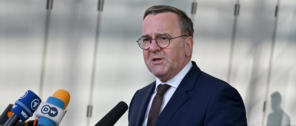 Boris Pistorius (SPD), geschäftsführender Bundesminister der Verteidigung, spricht mit Medienvertretern während eines Treffens der Verteidigungsminister der Mitgliedstaaten der sogenannten Koalition der Willigen im Nato-Hauptquartier in Brüssel.