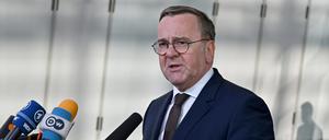 Boris Pistorius (SPD), geschäftsführender Bundesminister der Verteidigung, spricht mit Medienvertretern während eines Treffens der Verteidigungsminister der Mitgliedstaaten der sogenannten Koalition der Willigen im Nato-Hauptquartier in Brüssel. 