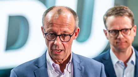 Friedrich Merz (l), CDU/CSU Fraktionsvorsitzender und CDU Bundesvorsitzender, schaut sich neben Carsten Linnemann, CDU Generalsekretär, den Veranstaltungsbereich für den CDU-Bundesausschuss an. 
