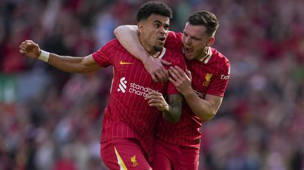  Liverpools Luis Diaz (l) feiert mit Andrew Robertson nach dem ersten Tor seiner Mannschaft. 