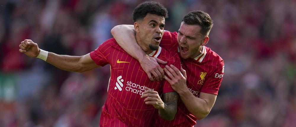 Liverpools Luis Diaz (l) feiert mit Andrew Robertson nach dem ersten Tor seiner Mannschaft.