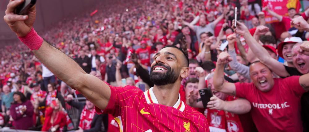 Der überragende Mohamed Salah feierte seinen 28. Saisontreffer mit einem Selfie vor der Tribüne.