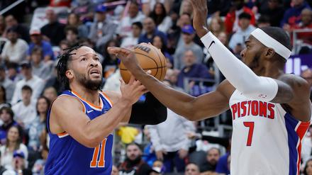 Topscorer Jalen Brunson (l) erzielte 32 Punkte für die New York Knicks.
