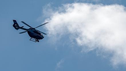 Ein Hubschrauber der Polizei fliegt über den Chemiepark Leuna. 