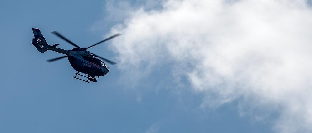 Ein Hubschrauber der Polizei fliegt über den Chemiepark Leuna.