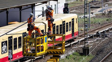 Kurz bevor die Ringbahn wieder durchfährt: Bauarbeiter bauen im Berliner Westen die Leit- und Sicherungstechnik wieder auf. 