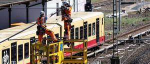 Kurz bevor die Ringbahn wieder durchfährt: Bauarbeiter bauen im Berliner Westen die Leit- und Sicherungstechnik wieder auf. 