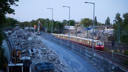 Nach dem Abriss der Ringbahn- und der Westendbrücke fährt die S-Bahn wieder auf der Ringbahn. 