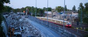 Nach dem Abriss der Ringbahn- und der Westendbrücke fährt die S-Bahn wieder auf der Ringbahn. 