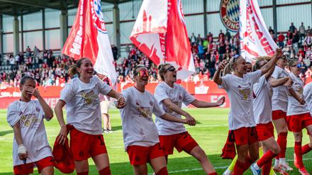 Die Bayern-Frauen bejubeln den Meister-Hattrick.