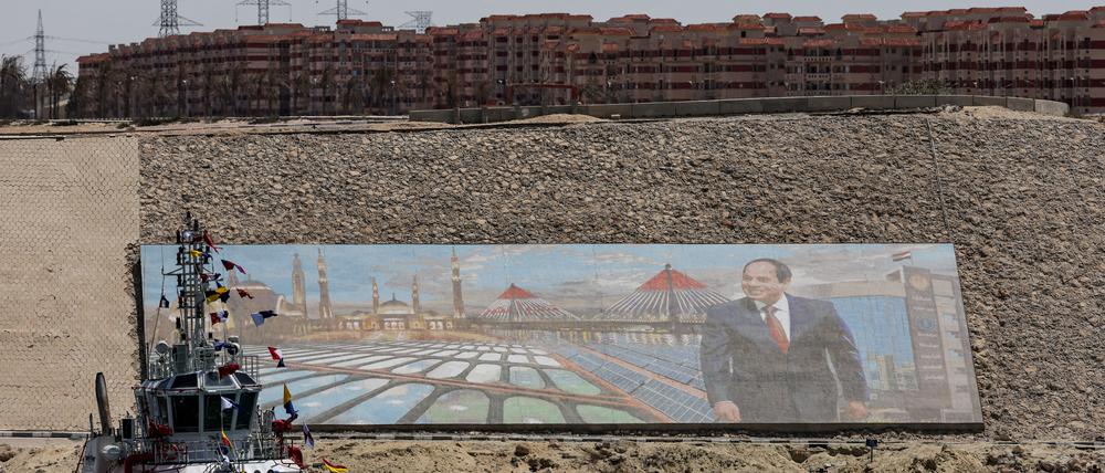 A boat moves near an image of Egyptian President Abdel Fattah al-Sisi, on the Suez Canal, on the Excellence Day, in Ismalia, Egypt, April 16, 2025. REUTERS/Amr Abdallah Dalsh