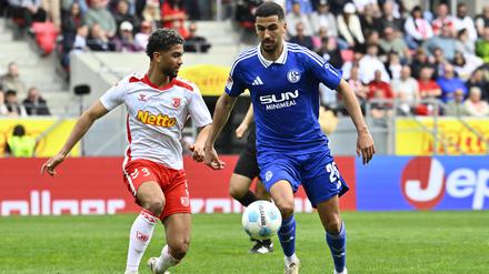 Aymen Barkok (rechts) spielt bei Schalke 04 nur eine untergeordnete Rolle.