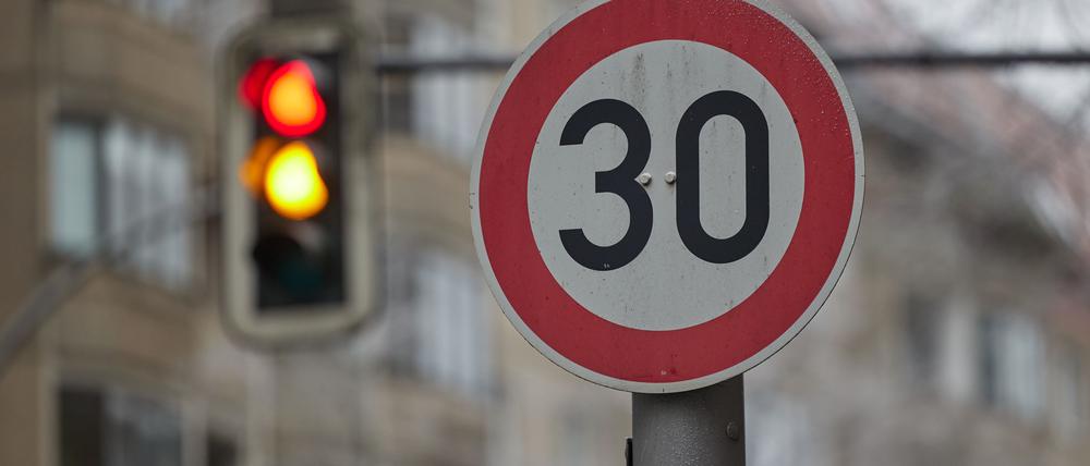 An vielen Berliner Hauptstraßen soll nach dem Willen der CDU-Fraktion das Tempolimit von 30 auf 50 Kilometer pro Stunde angehoben werden. (Archivbild)