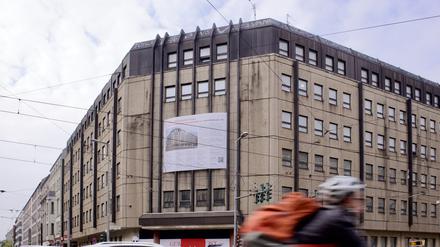 Das HU-Gebäude in der Invalidenstraße 110 – hier noch ohne grünes Netz über der Fassade.