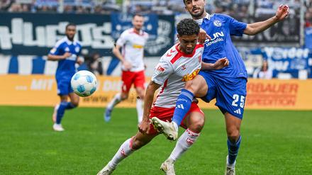 Der Schalker Aymen Barkok (r.) hat sich einen Social-Media-Aussetzer geleistet.