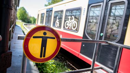 Betreten verboten! Bei Kontakt mit der Stromschiene neben den S-Bahn-Gleisen drohen Stromschlag und Verbrennungen.