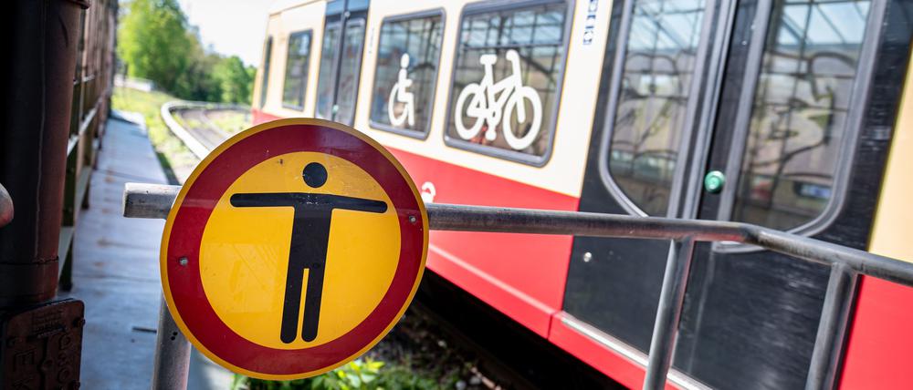 Betreten verboten! Bei Kontakt mit der Stromschiene neben den S-Bahn-Gleisen drohen Stromschlag und Verbrennungen.