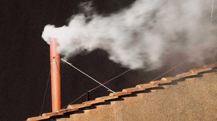 Weißer Rauch steigt am 13.03.2013 im Vatikan aus dem Kamin der Sixtinischen Kapelle. 