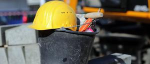 In einigen Berufen ist etwa das Tragen eines Helms Vorschrift. (Symbolbild)