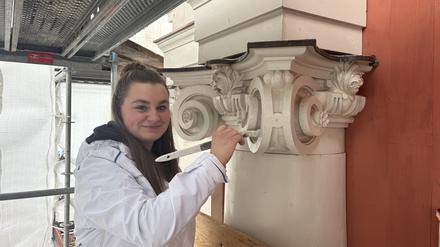Marie Bolduan lernt im zweiten Jahr bei Pictor Meisterhandwerk und Denkmalpflege e.K..
