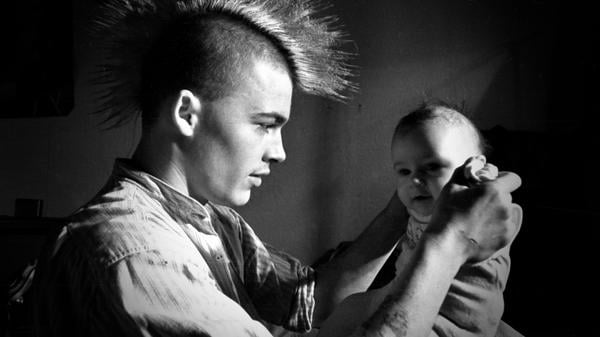 Punker Stummel will trotz Nachwuchs raus aus der DDR. Er erzählt in Bernd Sahlings Film „Aber wenn man so leben will wie ich“, DDR 1988.