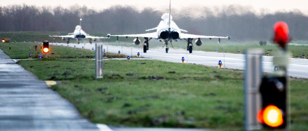 Zwei Kampfflugzeuge vom Typ Eurofighter Typhoon der Luftwaffe fahren über das Rollfeld am Fliegerhorst Wittmundhafen.