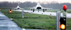 Zwei Kampfflugzeuge vom Typ Eurofighter Typhoon der Luftwaffe fahren über das Rollfeld am Fliegerhorst Wittmundhafen.