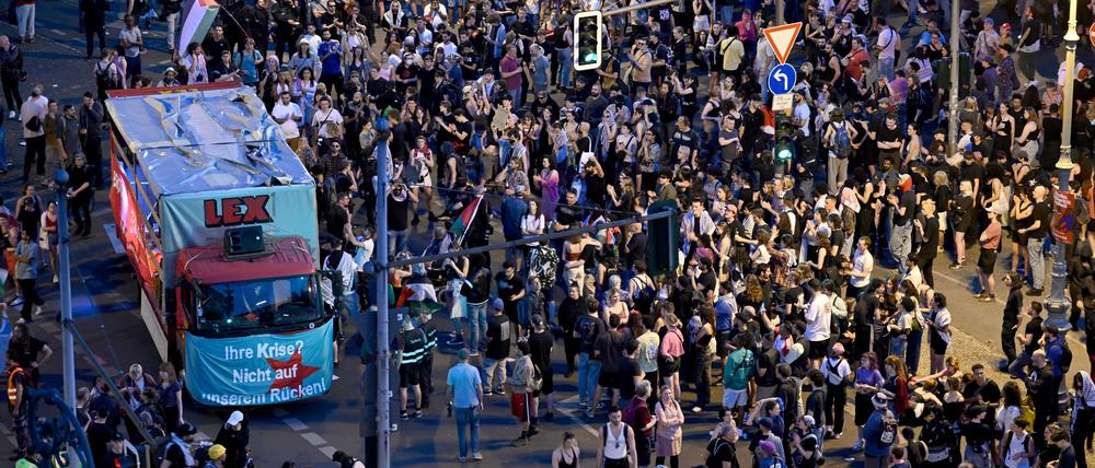 Zur abendlichen Demonstration linker Gruppen am 1. Mai in Berlin werden wieder Tausende Teilnehmer erwartet. 
