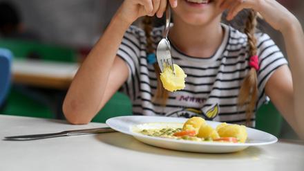 Schüler beim Mittagessen in der Mensa der Grundschule an der Wuhlheide.