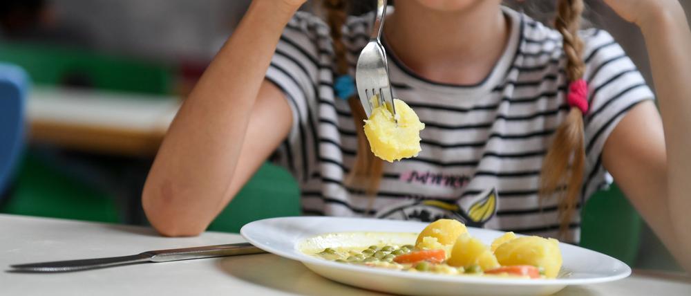 Schüler beim Mittagessen in der Mensa der Grundschule an der Wuhlheide.