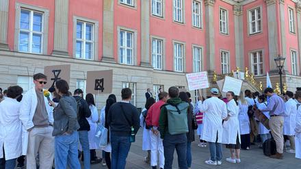 Studentinnen und Studenten der Medizinischen Hochschule Brandenburg wenden sich mit einem Protest gegen geplante Kürzungen.