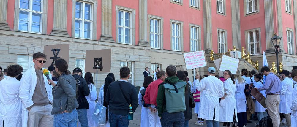 Studentinnen und Studenten der Medizinischen Hochschule Brandenburg wenden sich mit einem Protest gegen geplante Kürzungen.