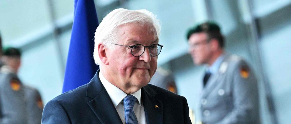 Der deutsche Bundespräsident Frank-Walter Steinmeier hält eine Rede neben Nato-Generalsekretär Mark Rutte während einer Zeremonie zum 70. Jahrestag des deutschen Nato-Beitritts.