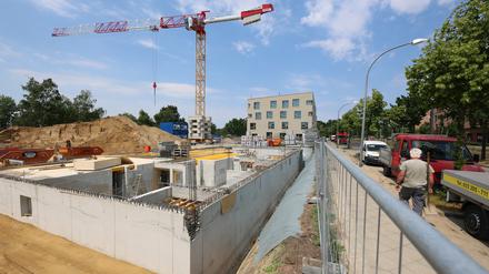 Baustelle mit Kellergeschoss und Kran im Bornstedter Feld.