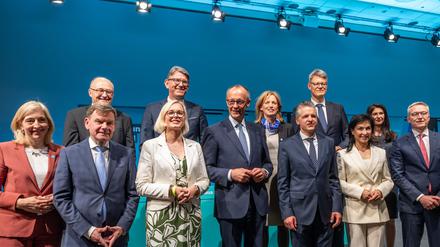 Um Friedrich Merz (Mitte), Unions-Kanzlerkandidat und CDU-Bundesvorsitzender, stehen Nina Warken (CDU) designierte Bundesministerin für Gesundheit, Johann Wadephul (CDU), designierter Außenminister, Michael Meister designierter Staatsminister für Bund-Länder-Zusammenarbeit, Christiane Schenderlein (CDU), designierte Staatsministerin für Sport und Ehrenamt, Wolfram Weimer (parteilos), designierter Staatsminister für Kultur und Medien, Karin Prien (CDU), designierte Bundesministerin für Bildung, Familie, Senioren, Frauen und Jugend, Thorsten Frei (CDU), designierter Bundesminister für besondere Aufgaben und Chef des Bundeskanzleramtes, Patrick Schnieder (CDU), Bundesminister für Verkehr, Katherina Reiche (CDU), Bundesministerin für Wirtschaft und Energie, Serap Güler (CDU) designierte Staatsministerin im Bundesministerium des Auswärtigen, und Karsten Wildberger, designierter Bundesminister für Digitalisierung und Staatsmodernisierung, beim Bundesausschuss der CDU.