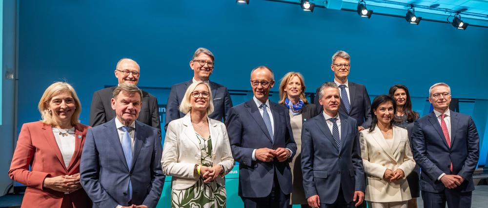 Um Friedrich Merz (Mitte), Unions-Kanzlerkandidat und CDU-Bundesvorsitzender, stehen Nina Warken (CDU) designierte Bundesministerin für Gesundheit, Johann Wadephul (CDU), designierter Außenminister, Michael Meister designierter Staatsminister für Bund-Länder-Zusammenarbeit, Christiane Schenderlein (CDU), designierte Staatsministerin für Sport und Ehrenamt, Wolfram Weimer (parteilos), designierter Staatsminister für Kultur und Medien, Karin Prien (CDU), designierte Bundesministerin für Bildung, Familie, Senioren, Frauen und Jugend, Thorsten Frei (CDU), designierter Bundesminister für besondere Aufgaben und Chef des Bundeskanzleramtes, Patrick Schnieder (CDU), Bundesminister für Verkehr, Katherina Reiche (CDU), Bundesministerin für Wirtschaft und Energie, Serap Güler (CDU) designierte Staatsministerin im Bundesministerium des Auswärtigen, und Karsten Wildberger, designierter Bundesminister für Digitalisierung und Staatsmodernisierung, beim Bundesausschuss der CDU.