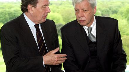 Parteilos in den Bundestag: 1998 wurde der Industrieberater Werner Müller (r) von Gerhard Schröder zum Bundeswirtschaftsminister ernannt. (Archivbild)