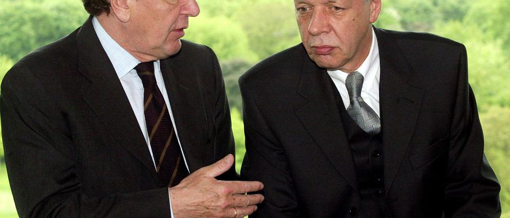 Parteilos in den Bundestag: 1998 wurde der Industrieberater Werner Müller (r) von Gerhard Schröder zum Bundeswirtschaftsminister ernannt. (Archivbild)