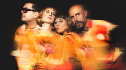 Jess Wolfe und Holly Laessig (Mitte) gründeten die Band Lucius, bald kamen Dan Molad und Pete Lalish dazu. 