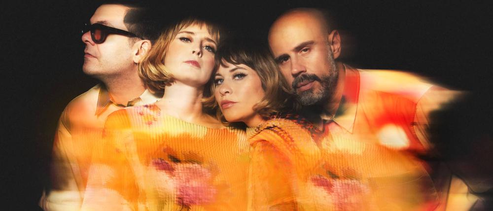 Jess Wolfe und Holly Laessig (Mitte) gründeten die Band Lucius, bald kamen Dan Molad und Pete Lalish dazu.