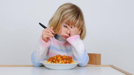 Kleines Maedchen hat keine Lust zum Essen.