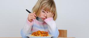Kleines Maedchen hat keine Lust zum Essen.