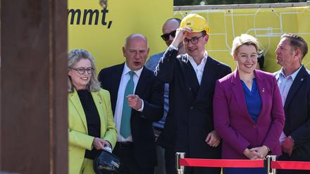 Senatsmitglieder beim Start der Bauarbeiten für die Verlängerung der U-Bahn-Linie U3 im Berliner Südwesten.