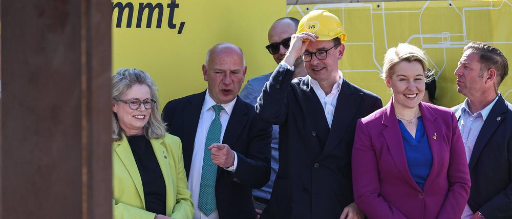  Ute Bonde (CDU, l-r), Berliner Senatorin für Mobilität, Verkehr, Klimaschutz und Umwelt, Kai Wegner (CDU), Regierender Bürgermeister von Berlin, Henrik Falk, Vorstandsvorsitzender der Berliner Verkehrsbetriebe (BVG), und Franziska Giffey (SPD), Berliner Senatorin für Wirtschaft, Energie und Betriebe, stehen vor einer Spundwand beim Start der Bauarbeiten für die Verlängerung der U-Bahn-Linie U3 im Berliner Südwesten. 