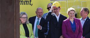  Ute Bonde (CDU, l-r), Berliner Senatorin für Mobilität, Verkehr, Klimaschutz und Umwelt, Kai Wegner (CDU), Regierender Bürgermeister von Berlin, Henrik Falk, Vorstandsvorsitzender der Berliner Verkehrsbetriebe (BVG), und Franziska Giffey (SPD), Berliner Senatorin für Wirtschaft, Energie und Betriebe, stehen vor einer Spundwand beim Start der Bauarbeiten für die Verlängerung der U-Bahn-Linie U3 im Berliner Südwesten. 