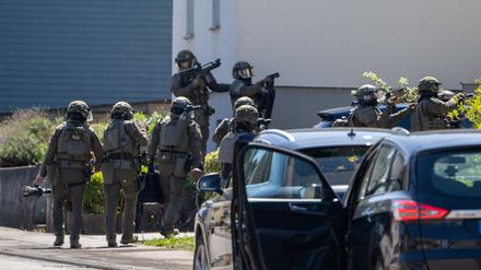 SEK-Beamte stürmen ein Haus.