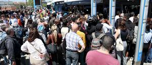 Menschen warten in Massen an einer Station in Madrid. 